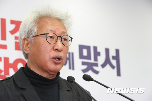 【서울=뉴시스】배훈식 기자 = 류석춘 연세대 사회학과 교수가 자유한국당 혁신위원장 시절인 지난 2017년 10월31일 서울 여의도 자유한국당 당사 기자실에서 긴급 성명을 발표하는 모습.