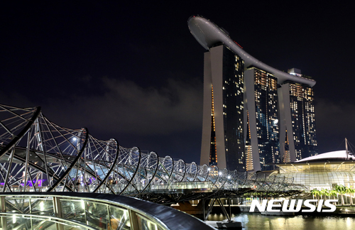 【싱가포르=뉴시스】조수정 기자 = 마리나베이샌즈호텔과 헬릭스 다리. chocrystal@newsis.com