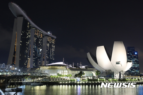 【싱가포르=뉴시스】조수정 기자 = 싱가포르 마리나베이샌즈호텔과 아트사이언스뮤지엄. chocrystal@newsis.com