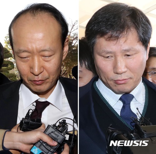 【서울=뉴시스】 조성봉 기자 = ‘국정원 특수활동비 청와대 상납 의혹’ 관련 긴급체포된 이재만(왼쪽) 전 청와대총무비서관과 안봉근 전 청와대 제2부속비서관이 31일 오전 서울 서초구 서울중앙지검에 들어서고 있다. 2017.10.31. suncho21@newsis.com