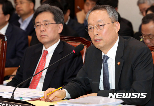 【서울=뉴시스】배훈식 기자 = 31일 오전 서울 여의도 국회 산업통상자원중소벤처기업위원회 회의실에서 열린 2017 국정감사에 참석한 백운규 산업통상자원부 장관이 의원 질의에 답변하고 있다. 왼쪽은 김현종 통삽교섭본부장. 2017.10.31. dahora83@newsis.com