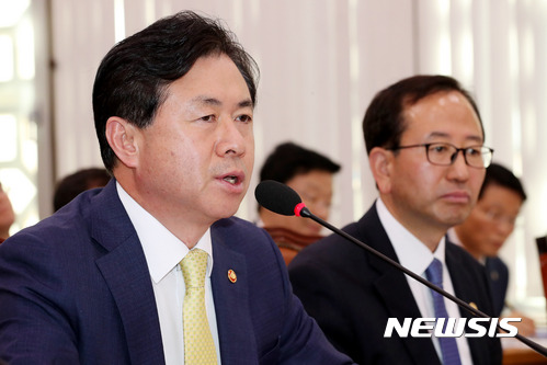【서울=뉴시스】배훈식 기자 = 31일 오전 서울 여의도 국회 농림축산식품해양수산위원회 회의실에서 열린 2017 국정감사에 참석한 김영춘 해양수산부 장관이 의원 질의에 답변하고 있다. 오른쪽은 강준석 차관. 2017.10.31. dahora83@newsis.com