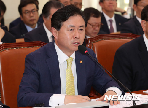 【서울=뉴시스】배훈식 기자 = 31일 오전 서울 여의도 국회 농림축산식품해양수산위원회 회의실에서 열린 2017 국정감사에 참석한 김영춘 해양수산부 장관이 의원 질의에 답변하고 있다. 2017.10.31. dahora83@newsis.com