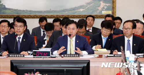 【서울=뉴시스】배훈식 기자 = 31일 오전 서울 여의도 국회 농림축산식품해양수산위원회 회의실에서 열린 2017 국정감사에 참석한 김영춘 해양수산부 장관이 의원 질의에 답변하고 있다. 왼쪽부터 박경민 해양경찰청장, 김 장관, 강준석 차관. 2017.10.31. dahora83@newsis.com