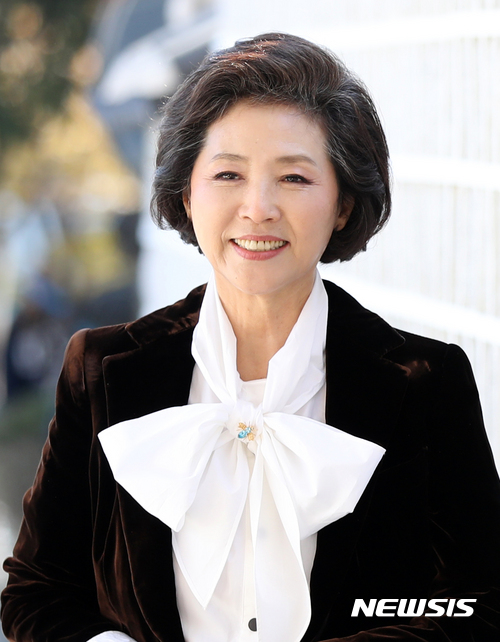 【서울=뉴시스】권현구 기자 = 영화 '채비'의 배우 고두심이 31일 오전 서울 종로구의 한 카페에서 뉴시스와 인터뷰에 앞서 포즈를 취하고 있다. 2017.10.31. stoweon@newsis.com