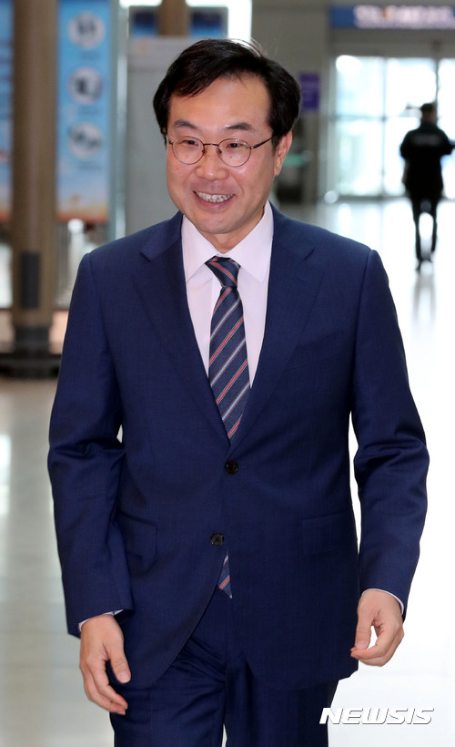 【인천공항=뉴시스】홍찬선 기자 = 이도훈 한반도평화교섭본부장이 31일 오전 한·중 6자회담 수석대표 양자협의에 참석차 베이징으로 출국하기 위해 인천공항에 도착하고 있다 . 2017.10.31. mania@newsis.com