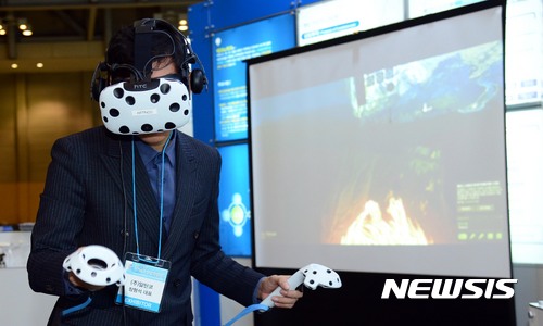 【부산=뉴시스】 하경민 기자 = 31일 부산 벡스코 제1전시장에서 열린 '2017 부산 신기술&창업 박람회'의 부산테크노파크에서 관계자가 VR(가상현실) 기술이 접목된 미디어융복합 아트 시스템을 시연하고 있다. 이번 박람회는 '4차 산업혁명과 글로벌 스타트업'을 주제로 지역 중소·벤처기업 100곳이 참가해 우수 특허기술과 제품을 한자리에 선보인다. 행사는 오는 11월 1일까지 계속된다. 2017.10.31.&nbsp; yulnetphoto@newsis.com