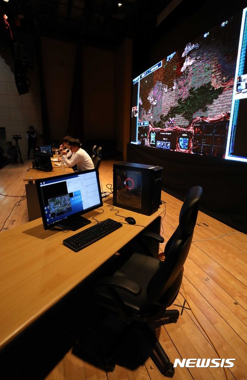 【서울=뉴시스】고승민 기자 = 31일 오후 서울 세종대학교에서 열린 '인간 대 인공지능' 스타크래프트 대회에서 일반인 게이머 세종대 학생 최철순 씨가 세종대 AI 'MJ봇'과 대결하고 있다. 이 경기 승자는 MJ봇.대회는 송병구 선수를 비롯해 일반인 플레이어 2명이 IEEE CIG AI세계대회 1위 AI 'ZZZKBOT(호주)'와 2위 'TSCMOO(노르웨이)', 3위 'MJ봇', 6위 'CherryPi(페이스북, 미국)'이 참가했다. 2017.10.31. kkssmm99@newsis.com