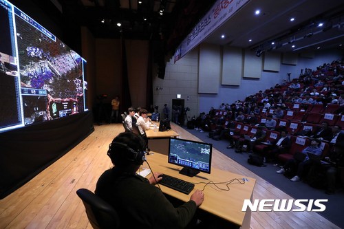 【서울=뉴시스】고승민 기자 = 31일 오후 서울 세종대학교에서 열린 '인간 대 인공지능' 스타크래프트 대회에서 일반인 게이머 세종대 학생 최철순 씨가 세종대 AI 'MJ봇'과 대결하고 있다. 이 경기 승자는 MJ봇.대회는 송병구 선수를 비롯해 일반인 플레이어 2명이 IEEE CIG AI세계대회 1위 AI 'ZZZKBOT(호주)'와 2위 'TSCMOO(노르웨이)', 3위 'MJ봇', 6위 'CherryPi(페이스북, 미국)'이 참가했다. 2017.10.31. kkssmm99@newsis.com