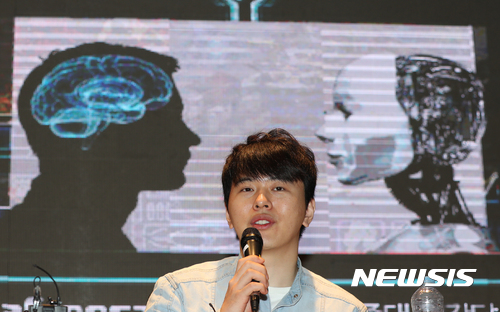 【서울=뉴시스】고승민 기자 = 31일 오후 서울 세종대학교에서 열린 '인간 대 인공지능' 스타크래프트 대회에서 프로게이머 송병구(세계1위)가 취재진 질문에 답하고 있다. 대회는 송병구 선수를 비롯해 일반인 플레이어 2명이 IEEE CIG AI세계대회 1위 AI 'ZZZKBOT(호주)'와 2위 'TSCMOO(노르웨이)', 3위 'MJ봇', 6위 'CherryPi(페이스북, 미국)'이 참가했다. 2017.10.31. kkssmm99@newsis.com