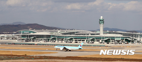 【인천공항=뉴시스】홍찬선 기자 = 내달 1일 1988년 서울 올림픽 이후 30년만에 올림픽 성화가 인천공항 제2여객터미널(T2)을 통해 한국땅을 밟게 된다. 31일 오후 올림픽 성화가 도착할 인천국제공항 제2여객터미널이 완공된 모습으로 내년 1월 개항을 기다리고 있다. 2017.10.31. mania@newsis.com