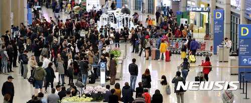 【인천공항=뉴시스】홍찬선 기자 = 사드(THAAD·미국 고고도미사일방어체계)를 둘러싼 한·중 정부의 갈등이 해빙 국면을 맞이하면서, 앞으로 중국인관광객수가 점차 늘어날 것으로 보인다. 31일 오후 인천공항 입국장에서 중국 상해와 칭다오에서 도착한 인파들이 입국을 하고 있다. 2017.10.31.  mania@newsis.com