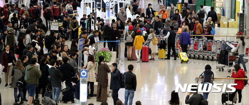 【인천공항=뉴시스】홍찬선 기자 = 사드(THAAD·미국 고고도미사일방어체계)를 둘러싼 한·중 정부의 갈등이 해빙 국면을 맞이하면서, 앞으로 중국인관광객수가 점차 늘어날 것으로 보인다. 31일 오후 인천공항 입국장에서 중국 상해와 칭다오에서 도착한 인파들이 입국을 하고 있다. 2017.10.31.  mania@newsis.com