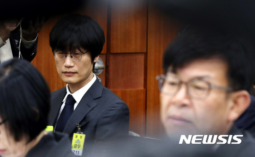 【서울=뉴시스】박영태 기자 = 31일 서울 영등포구 여의도 국회에서 진행된 정무위원회의 국무조정실 국무총리비서실 공정거래위원회 국민권익위원회 국가보훈처 종합감사에서 일반증인으로 참석한 이해진 네이버 글로벌 투자책임자가 의원 질의에 답변하는 김상조 공정거래위원장을 바라보고 있다. 2017.10.31.since1999@newsis.com