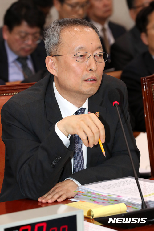 【서울=뉴시스】배훈식 기자 = 31일 오후 서울 여의도 국회 산업통상자원중소벤처기업위원회 회의실에서 열린 2017 국정감사에 참석한 백운규 산업통상자원부 장관이 의원 질의에 답변하고 있다. 2017.10.31. dahora83@newsis.com