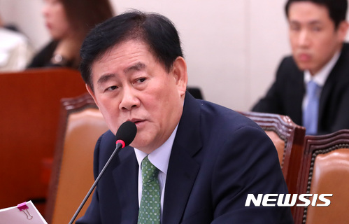 【서울=뉴시스】이영환 기자 = 31일 오후 서울 여의도 국회 외교통일위원회 회의실에서 열린 통일부 등에 대한 종합감사에 참석한 자유한국당 최경환 의원이 질의하고 있다. 2017.10.31. 20hwan@newsis.com