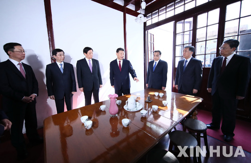 【상하이=신화/뉴시스】지난 25일 출범한 시진핑 집권 2기 최고지도부 전원이 31일 상하이에 있는 공산당 1차 당대회 개최 유적지를 탐방하고 있다. 이들은 이날 오전 전용기를 타고 베이징에서 상하이로 도착했다. 이번 행사는 지난 19차 당대회 이후 첫 단체 공식 행사다. 오른쪽부터 왼쪽 순서로 자오러지(趙樂際·60) 중앙기율검사위 서기, 왕양(汪洋·62) 부총리(현직), 리커창 총리, 시진핑 주석, 리잔수(栗戰書·67) 중앙판공청 주임(현직), 왕후닝(王滬寧·62) 중앙서기처 서기, 한정(韓正·63) 전 상하이시 서기다. 2017.10.31