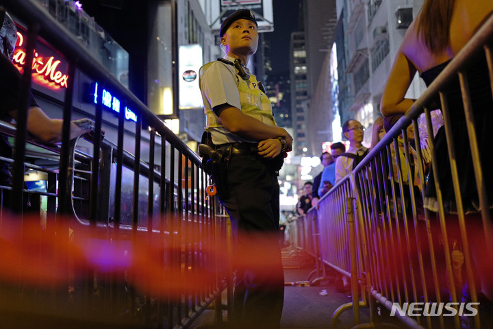 [홍콩=AP/뉴시스] 홍콩 당국은 '이태원 핼러윈 참사'를 교훈으로 삼고 ‘홍콩판 이태원’으로 불리는 란콰이펑에서 인원 통제를 강화하기로 했다. 2022.10.31