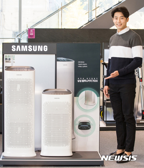 삼성전자 모델이 서울 강남구에 위치한 삼성디지털프라자 강남본점에서 2018년형 공기청정기 신제품 '블루스카이 7000'과 '블루스카이 5000'을 소개하고 있다. <사진= 삼성전자 제공>