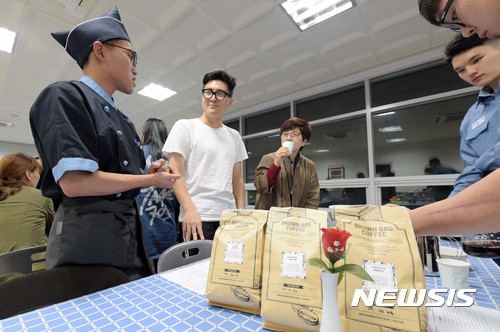 【창원=뉴시스】강경국 기자 = 지난 31일 해군 진해기지사령부에서 조리병으로 복무 중인 허성진 병장(병 632기)이 재능 기부를 통해 핸드드립커피 교양강좌를 주 2회 개설해 장병과 군무원들에게 이론 수업과 실습 수업을 진행하고 있다. 허 병장은 바리스타 1급 자격증 소지자로, 2017년 월드라떼아트배틀 본선에 진출한 실력자다. 2017.11.01. (사진=해군 진해기지사령부 제공) kgkang@newsis.com