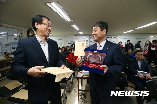 【서울=뉴시스】지난달 31일 서울 성북구 상월곡동 동아에코빌 '동행 홍보관' 개관식에서 김영배 성북구청장(오른쪽)이 상월곡동 동아에코빌 주민대표 안덕준(왼쪽)씨로부터 감사패를 받았다. 2017.11.01. (사진 = 성북구 제공) photo@newsis.com