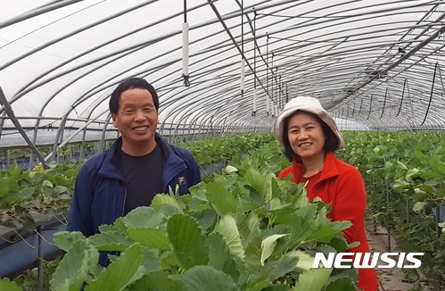 【창원=뉴시스】 홍정명 기자 = 1일 농협중앙회가 선발·시상하는 11월 ‘이달의 새농민상’ 수상자로 선정된 경남 진주중부농협 조합원인 김형판(49)·이혜옥(50) 부부.2017.11.01.(사진=경남농협 제공) photo@newsis.com