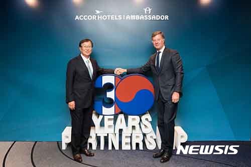 【서울=뉴시스】앰배서더 호텔 그룹 서정호(왼쪽) 회장과 프랑스 아아코르호텔 세바스챤 바징 회장. (사진=앰배서더 호텔 그룹 제공)