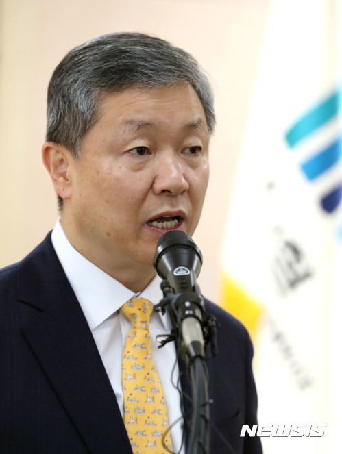 【서울=뉴시스】박진희 기자 = 박성진 서울북부지방검찰청 차장검사가 1일 오전 서울 도봉구 서울북부지검에서 '어금니 아빠' 이영학 수사 관련 브리핑을 하고 있다. 이씨는 지난 9월30일 딸(14)의 친구 A(14)양을 서울 중랑구 망우동 집으로 불러 수면제가 든 음료수를 먹인 뒤 성추행하고 살해한 혐의를 받고 있다. 2017.11.01.pak7130@newsis.com