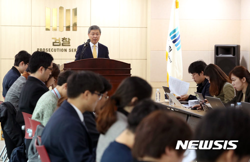 【서울=뉴시스】박진희 기자 = 박성진 서울북부지방검찰청 차장검사가 1일 오전 서울 도봉구 서울북부지검에서 '어금니 아빠' 이영학 수사 관련 브리핑을 하고 있다. 이씨는 지난 9월30일 딸(14)의 친구 A(14)양을 서울 중랑구 망우동 집으로 불러 수면제가 든 음료수를 먹인 뒤 성추행하고 살해한 혐의를 받고 있다. 2017.11.01.pak7130@newsis.com