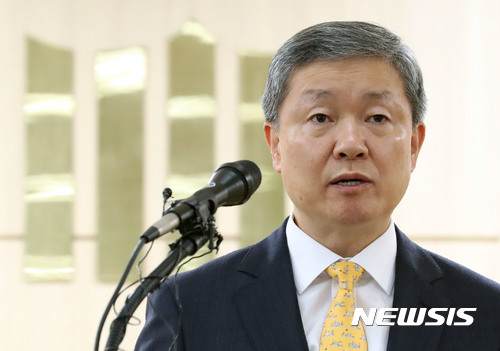 【서울=뉴시스】박진희 기자 = 박성진 서울북부지방검찰청 차장검사가 1일 오전 서울 도봉구 서울북부지검에서 '어금니 아빠' 이영학 수사 관련 브리핑을 하고 있다. 이씨는 지난 9월30일 딸(14)의 친구 A(14)양을 서울 중랑구 망우동 집으로 불러 수면제가 든 음료수를 먹인 뒤 성추행하고 살해한 혐의를 받고 있다. 2017.11.01.pak7130@newsis.com