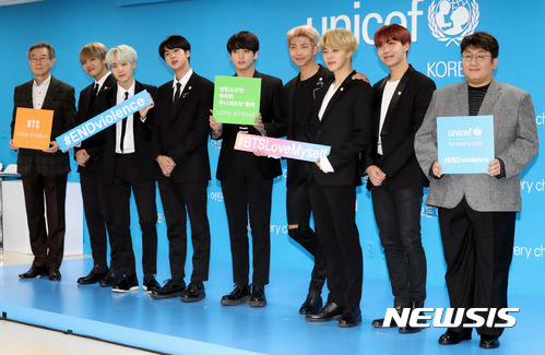 '방탄소년단'과 방시혁(맨오른쪽)