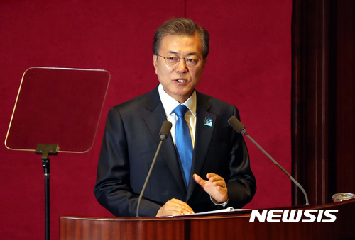 【서울=뉴시스】홍효식 기자 = 문재인 대통령이 1일 서울 여의도 국회 본회의장에서 2018년도 예산안 관련 시정연설을 하고 있다. 2017.11.01. photo@newsis.com