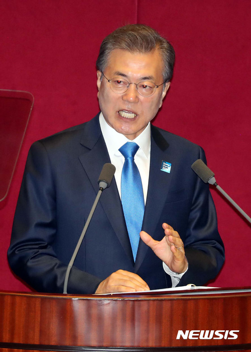 【서울=뉴시스】홍효식 기자 = 문재인 대통령이 지난해 11월 1일 서울 여의도 국회 본회의장에서 2018년도 예산안 관련 시정연설을 하고 있다. 2017.11.01.photo@newsis.com