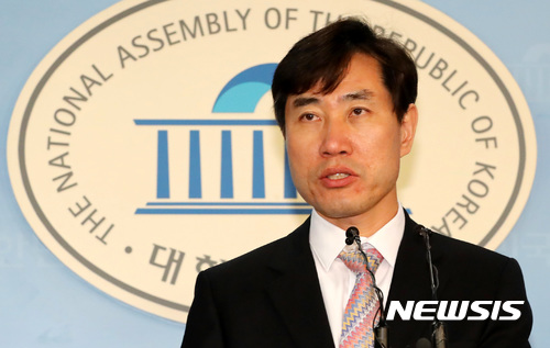 【서울=뉴시스】이영환 기자 = 바른정당 하태경 최고위원이 1일 오전 서울 여의도 국회 정론관에서 당 대표 선거 출마 선언 기자회견을 하고 있다. 하태경 최고위원은 "자유한국당의 근거지 영남에서 한국당을 무너뜨리고 지방선거를 한국당의 무덤으로 만들겠다"고 밝혔다. 2017.11.01.&nbsp; 20hwan@newsis.com 