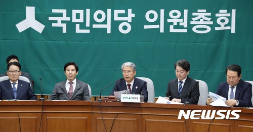 【서울=뉴시스】홍효식 기자 = 국민의당 김동철(가운데) 원내대표가 1일 오후 서울 여의도 국회에서 열린 제96차 의원총회에 참석해 홍종학 중소벤처기업부 장관 후보자를 비판하고 있다. 왼쪽부터 박지원 전 대표, 이용호 정책위의장, 김 원내대표, 안철수 대표, 박주선 국회 부의장. 2017.11.01. yesphoto@newsis.com