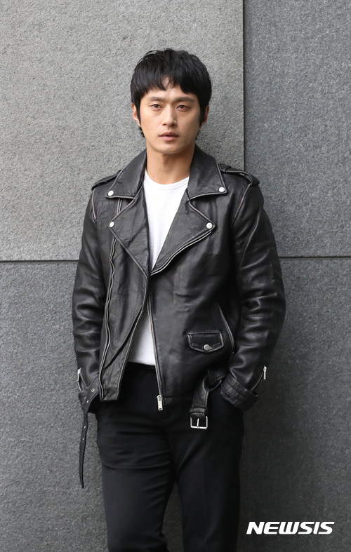 【서울=뉴시스】권현구 기자 = 영화 '범죄도시'의 배우 김성규가 1일 오후 서울 중구 뉴시스통신사 본사에서 인터뷰에 앞서 포즈를 취하고 있다. 2017.11.01. stoweon@newsis.com