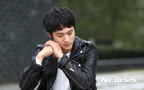 【서울=뉴시스】권현구 기자 = 영화 '범죄도시'의 배우 김성규가 1일 오후 서울 중구 뉴시스통신사 본사에서 인터뷰에 앞서 포즈를 취하고 있다. 2017.11.01. stoweon@newsis.com