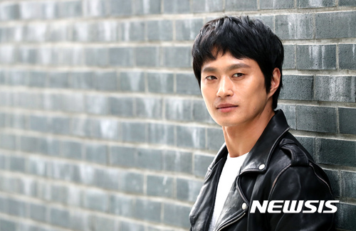 【서울=뉴시스】권현구 기자 = 영화 '범죄도시'의 배우 김성규가 1일 오후 서울 중구 뉴시스통신사 본사에서 인터뷰에 앞서 포즈를 취하고 있다. 2017.11.01. stoweon@newsis.com