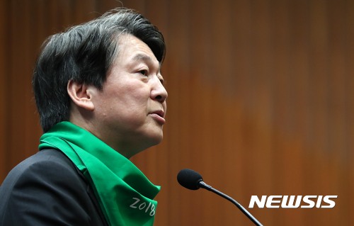【서울=뉴시스】홍효식 기자 = 국민의당 안철수 대표가 1일 오후 서울 여의도 국회 헌정기념관 대강당에서 열린 경기도당 제2창당위원회 발대식 및 인재영입·1000명 입당환영식에 참석해 축사를 하고 있다. 2017.11.01. yesphoto@newsis.com
