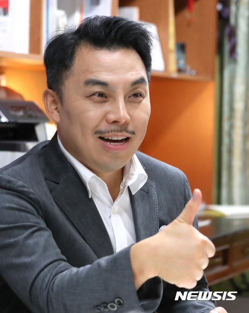 【서울=뉴시스】권현구 기자 = '불황에 더 잘 나가는 불사조기업' 저자 숙명여대 경영학과 서용구 교수가 24일 오후 서울 용산구 숙명여대 행파교수회관에서 뉴시스와 인터뷰를 하고 있다. 2017.11.02. stoweon@newsis.com