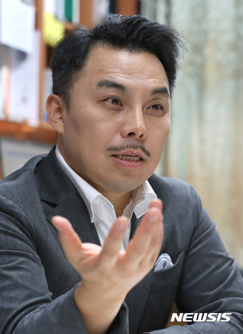 【서울=뉴시스】권현구 기자 = '불황에 더 잘 나가는 불사조기업' 저자 숙명여대 경영학과 서용구 교수가 24일 오후 서울 용산구 숙명여대 행파교수회관에서 뉴시스와 인터뷰를 하고 있다. 2017.11.02. stoweon@newsis.com