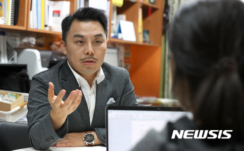 【서울=뉴시스】권현구 기자 = '불황에 더 잘 나가는 불사조기업' 저자 숙명여대 경영학과 서용구 교수가 24일 오후 서울 용산구 숙명여대 행파교수회관에서 뉴시스와 인터뷰를 하고 있다. 2017.11.02. stoweon@newsis.com