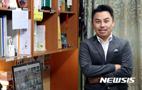 【서울=뉴시스】권현구 기자 = '불황에 더 잘 나가는 불사조기업' 저자 숙명여대 경영학과 서용구 교수가 24일 오후 서울 용산구 숙명여대 행파교수회관에서 뉴시스와 인터뷰를 마치고 포즈를 취하고 있다. 2017.11.02. stoweon@newsis.com