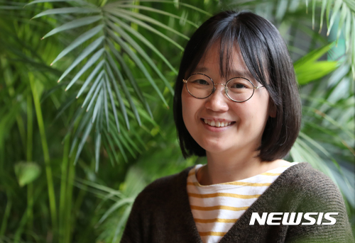 【서울=뉴시스】고승민 기자 = 1인극단 '전화벨이 울린다'를 통해 '삼풍백화점', '이반 검열', '쉬는 시간' 등의 작품을 선보이며 최근 두산연강예술상을 수상한 이연주 연출가가 지난달 25일 오후 서울 두산아트센터에서 뉴시스와 인터뷰를 하기 전 포즈를 취하고 있다. 2017.11.01. kkssmm99@newsis.com