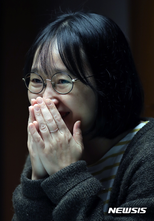 【서울=뉴시스】고승민 기자 = 1인극단 '전화벨이 울린다'를 통해 '삼풍백화점', '이반 검열', '쉬는 시간' 등의 작품을 선보이며 최근 두산연강예술상을 수상한 이연주 연출가가 지난달 25일 오후 서울 두산아트센터에서 뉴시스와 인터뷰를 하고 있다. 2017.11.01. kkssmm99@newsis.com