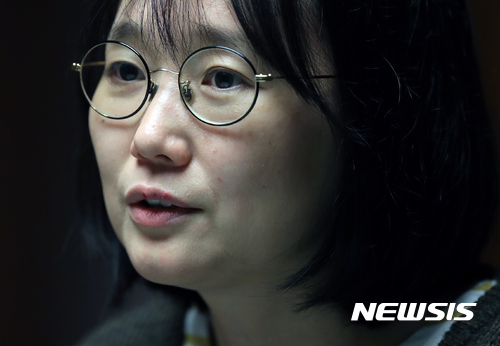 【서울=뉴시스】고승민 기자 = 1인극단 '전화벨이 울린다'를 통해 '삼풍백화점', '이반 검열', '쉬는 시간' 등의 작품을 선보이며 최근 두산연강예술상을 수상한 이연주 연출가가 지난달 25일 오후 서울 두산아트센터에서 뉴시스와 인터뷰를 하고 있다. 2017.11.01. kkssmm99@newsis.com
