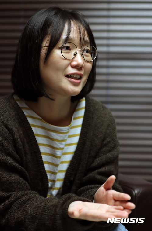 【서울=뉴시스】고승민 기자 = 1인극단 '전화벨이 울린다'를 통해 '삼풍백화점', '이반 검열', '쉬는 시간' 등의 작품을 선보이며 최근 두산연강예술상을 수상한 이연주 연출가가 지난달 25일 오후 서울 두산아트센터에서 뉴시스와 인터뷰를 하고 있다. 2017.11.01. kkssmm99@newsis.com