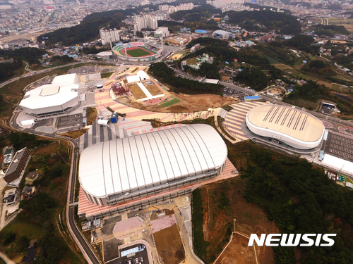【강릉=뉴시스】김경목 기자 = 2018 평창동계올림픽대회 개막을 100일 앞둔 1일 강원 강릉시 포남동 강릉 코스탈 클러스터 강릉 하키 센터, 스피드 스케이팅 경기장, 강릉 아이스 아레나가 한눈에 보인다. 2017.11.01. photo31@newsis.com