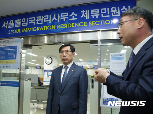【서울=뉴시스】박상기(왼쪽) 법무부 장관이 지난해 11월1일 오후 서울 남부출입국관리사무소를 찾아 체류민원실을 점검하고 있다. 2017.11.01. (사진=법무부 제공) photo@newsis.com