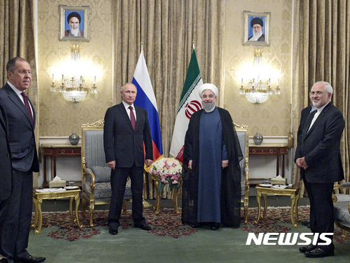 【테헤란=AP/뉴시스】 1일 러시아, 이란, 아제르바이잔 등 카스피해 연안 3국 정상회의 참석차 이란에 온 블라디미르 푸틴 러시아 대통령이 이란의 하산 로하니 대통령을 찾아 포즈를 취하고 있다. 자리프 이란 외무장관(오른쪽)과 라브로프 러시아 외무장관이 앞에 서 있다. 2017. 11. 1. 